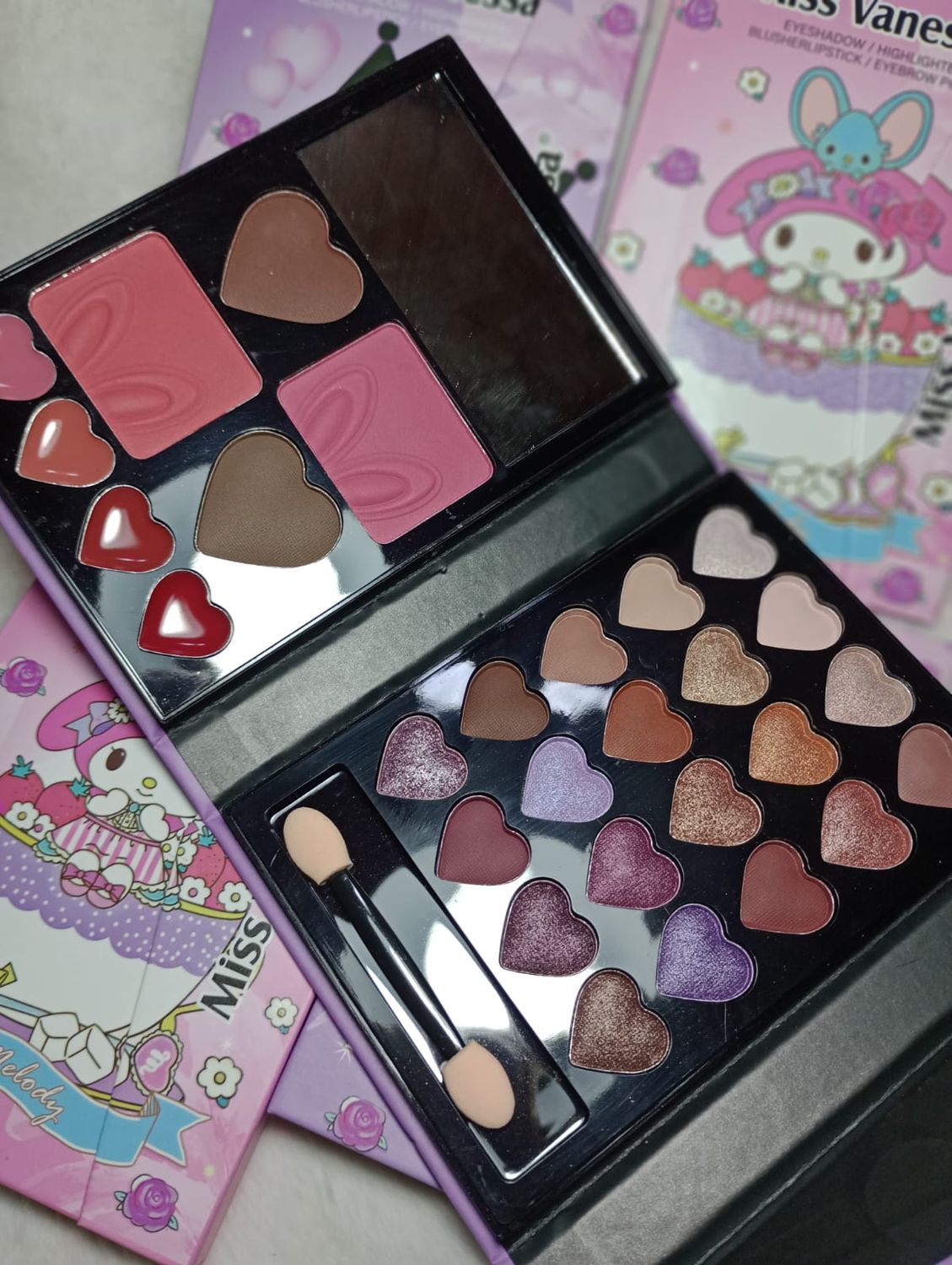 Paleta de sombras completa kuromi y kitty