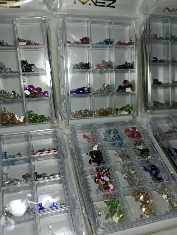 Caja de Deco para uñas + lapiz cera + pinza