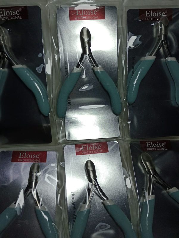 Corta cuticulas Eloise con antideslizante
