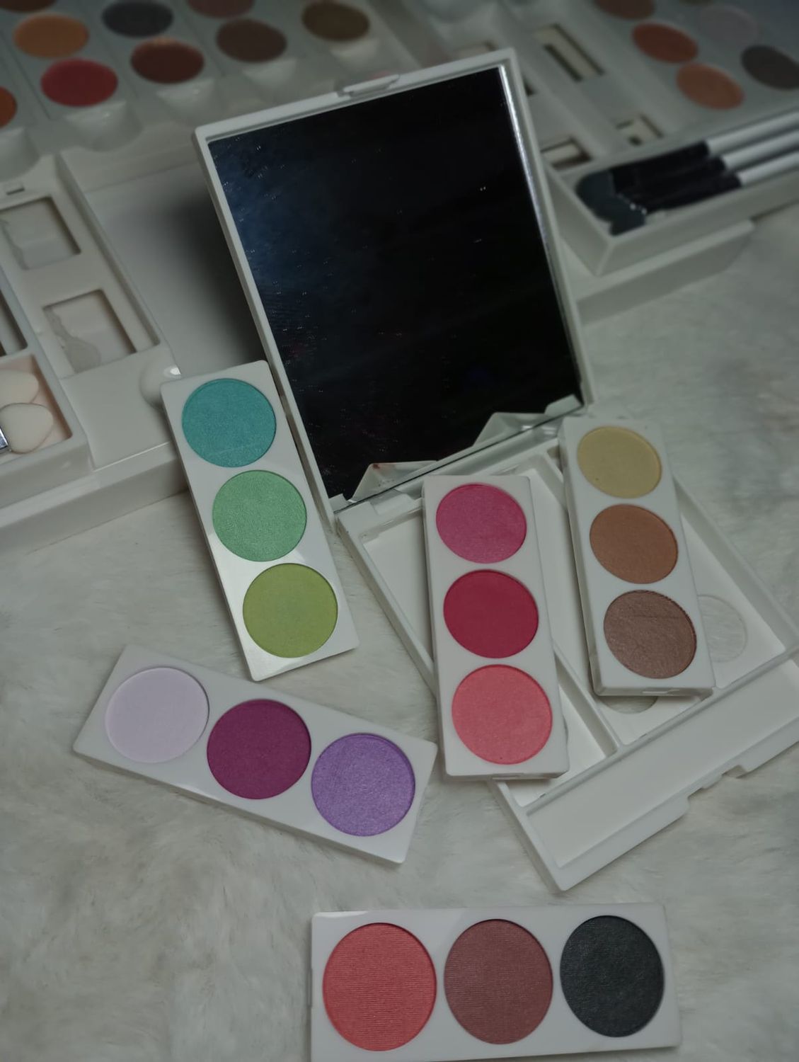 Paleta de Sombras de 69 Colores Desmontable de City Girl con Espejo Portatil