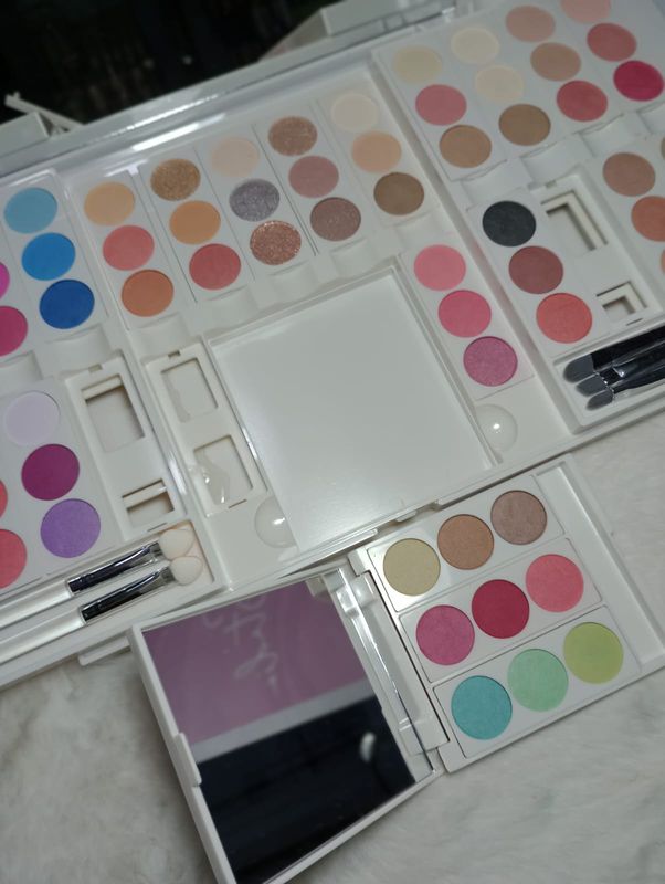 Paleta de Sombras de 69 Colores Desmontable de City Girl con Espejo Portatil