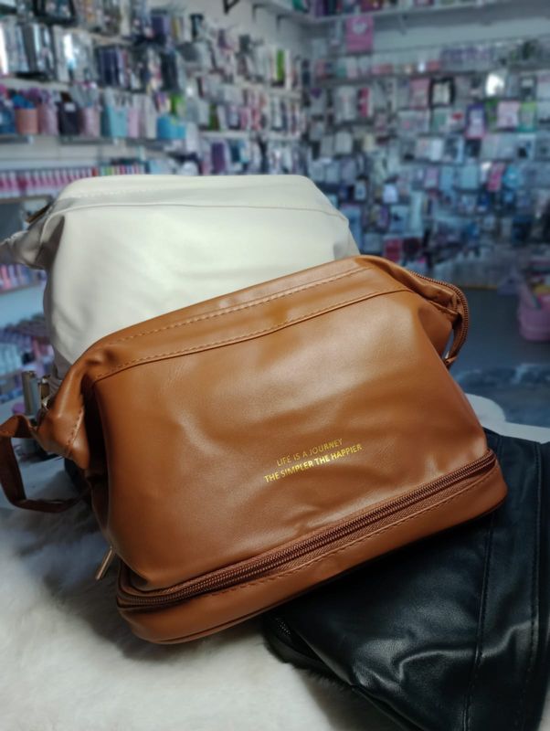 Neceser Cuerina Rígido Doble División