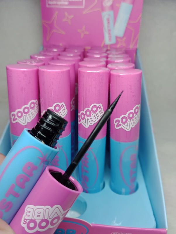 Delineador Liquido 2000Vibes de Ruby Rose