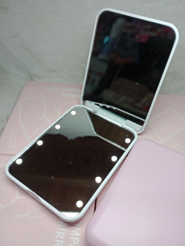 Espejo de Cartera con Luz a Pilas