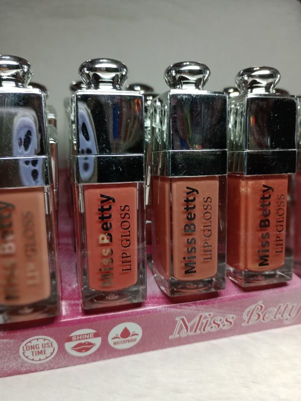 LipGloss de Color con aplicador grande de Miss Betty