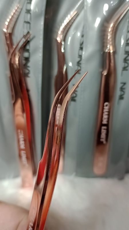 Pinza Curva para Pestañas Charm Limit (COLOR PLATEADO)