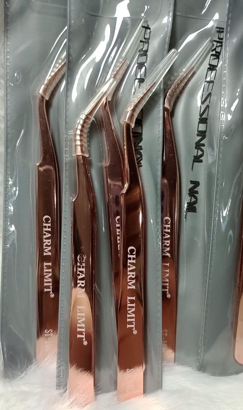 Pinza Curva para Pestañas Charm Limit (COLOR PLATEADO)