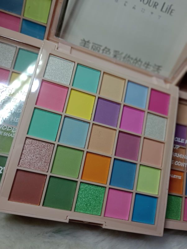 Paleta de Sombras de Colores de Miss Lara