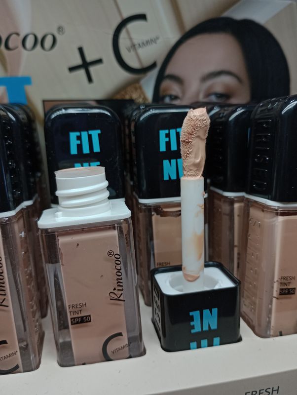 Corrector de Ojeras con Vitamina C + Aplicador Ancho FitMe