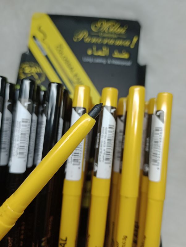 Delineador Retractil Negro 24HS