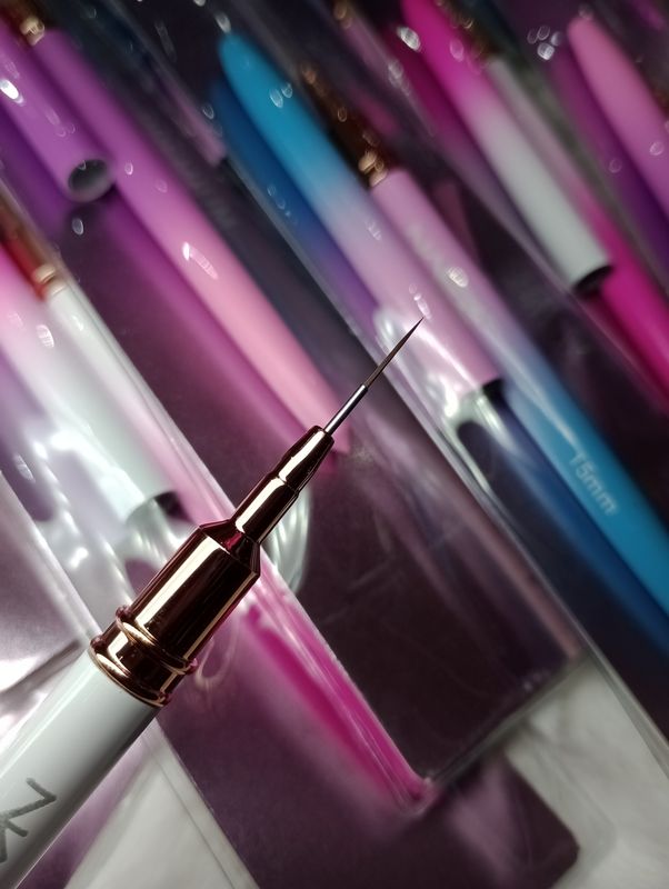 Pincel Liner con Tapa de Naez