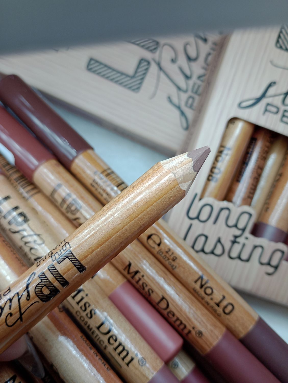 Lapiz Delineador de Labios LongLasting Miss Demi