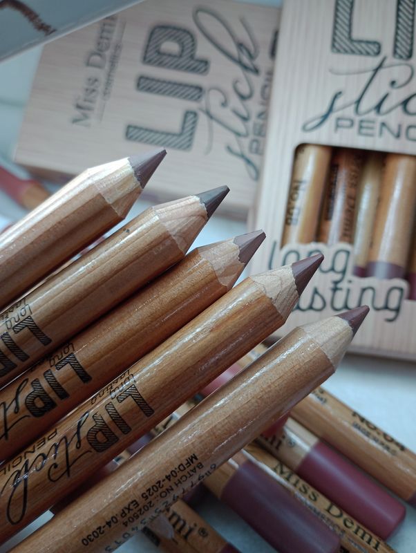 Lapiz Delineador de Labios LongLasting Miss Demi