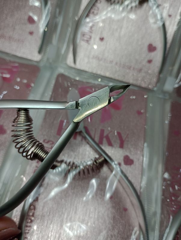 Alicate Corta Cuticulas con Resorte Pinky
