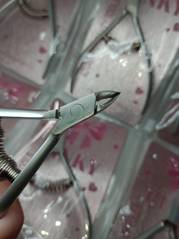 Alicate Corta Cuticulas con Resorte Pinky