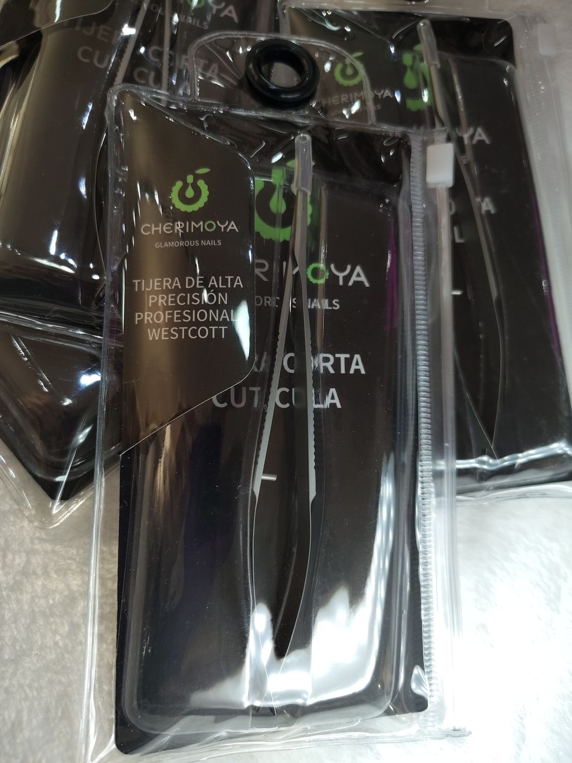 Tijera Corta Cuticulas de Alta Precision Profesional de Cherimoya