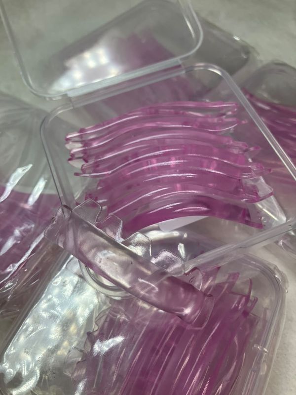 Bigudie violeta transparente con dientes
