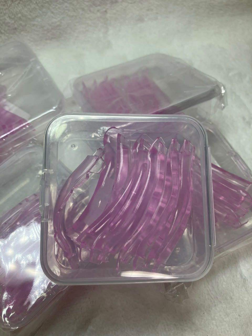 Bigudie violeta transparente con dientes