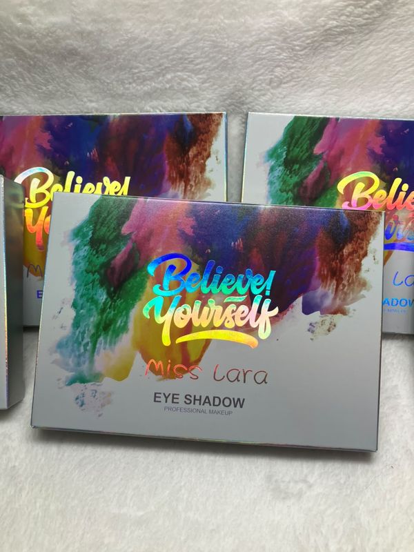Paleta de sombras Miss Lara x15