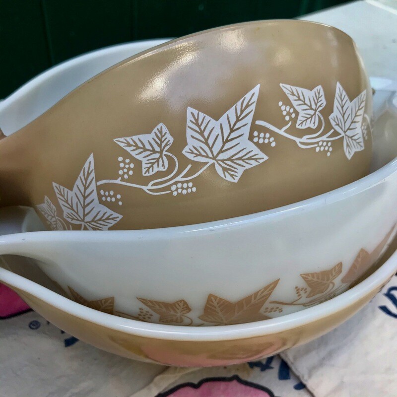 Vintage Pyrex Sandalwood pattern Bowls- set of 3