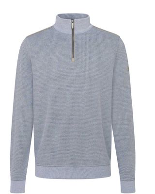 Bugatti fine-knit pullover in blue and light beige – front view. Luxurious men’s pullover with short zipper and stand-up collar.