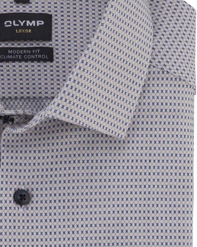 Close-up of the collar of Olymp Luxor Modern Fit shirt 13087422, featuring a global-kent collar.
