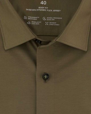 Close-up of the New York Kent collar of the Olymp Level Five 24/Seven shirt in grey green.