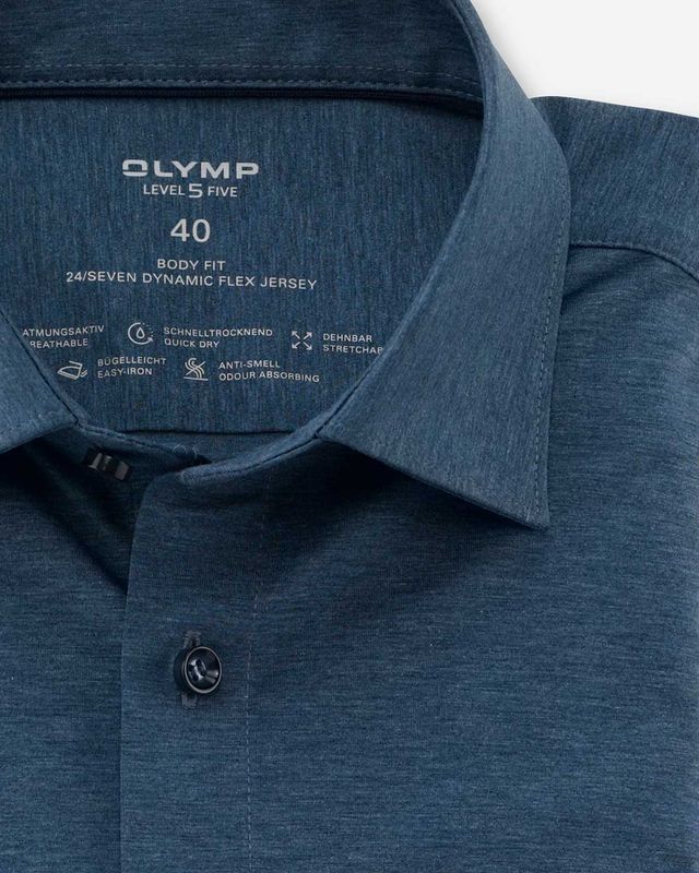 Close-up of the New York Kent collar of the OLYMP Level Five 24/Seven shirt in smoky blue.