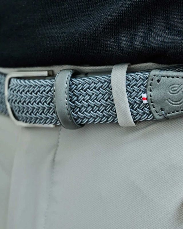 Close-up of the woven texture and leather details of the La Boucle Hampton belt in Flecked Grey.