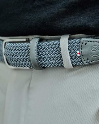 Close-up of the woven texture and leather details of the La Boucle Hampton belt in Flecked Grey.