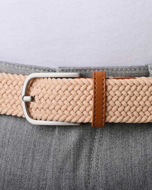 La Boucle Bellagio riem beige gedragen om een grijze broek
