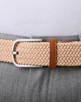 La Boucle Bellagio riem beige gedragen om een grijze broek
