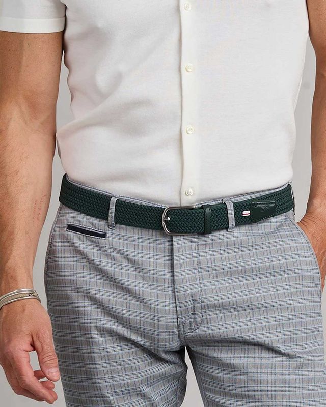 De La Boucle Bocconi riem gedragen in een zomerse outfit met geruite broek