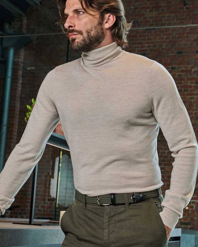 La Boucle Cambridge Mono riem gedragen met beige coltrui en groene broek