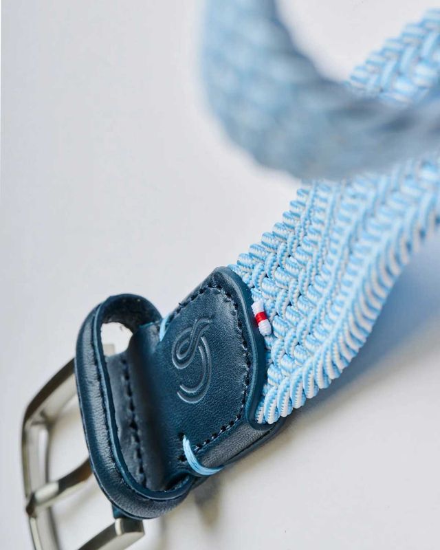 Detail van het gevlochten stretchmateriaal en lederen afwerking van de La Boucle Marbella