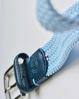 Detail van het gevlochten stretchmateriaal en lederen afwerking van de La Boucle Marbella