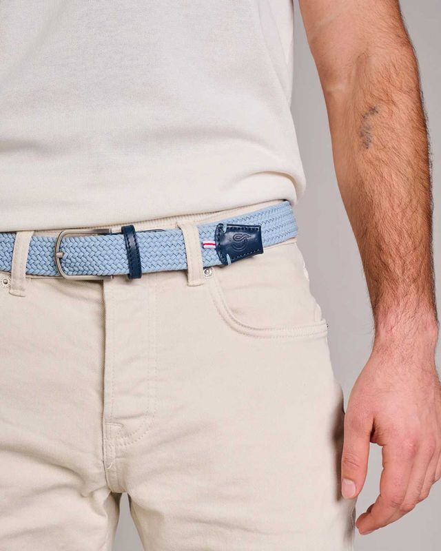  Lichtblauwe La Boucle Portofino riem gedragen met beige jeans