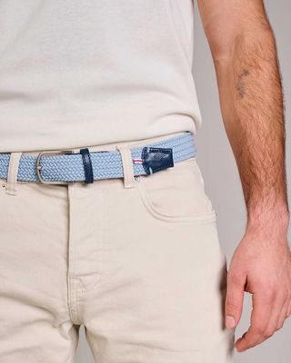 Lichtblauwe La Boucle Portofino riem gedragen met beige jeans