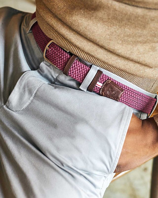 Bordeaux La Boucle riem gecombineerd met beige trui en lichtgrijze broek