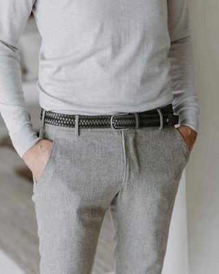 La Boucle Palermo riem donkergrijs gedragen met lichtgrijze pantalon
