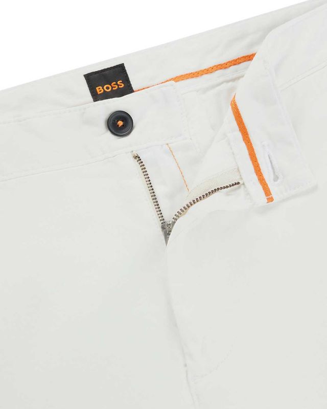 Witte Hugo Boss Detail foto van een chino 50510933-106 in slim fit van stretch-katoen satin