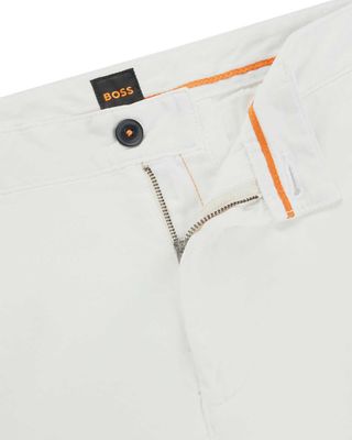 Witte Hugo Boss Detail foto van een chino 50510933-106 in slim fit van stretch-katoen satin