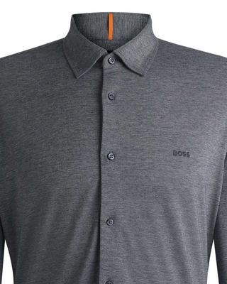 Detail van borstlogo en melange structuur van het donkerblauwe Hugo Boss jersey overhemd