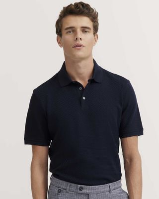 Man met navy Bugatti polo in moderne casual combinatie, voorkant