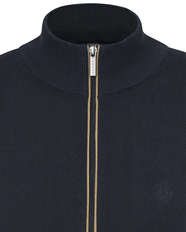 Detail van de rits en opstaande kraag van het donkerblauwe Bugatti vest, met beige bies en logo op de borst