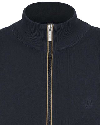 Detail van de rits en opstaande kraag van het donkerblauwe Bugatti vest, met beige bies en logo op de borst