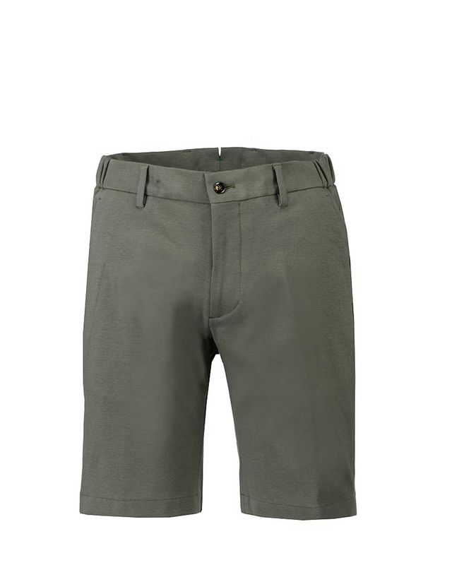 Vooraanzicht van de Berwitch bermuda in army green met regular fit