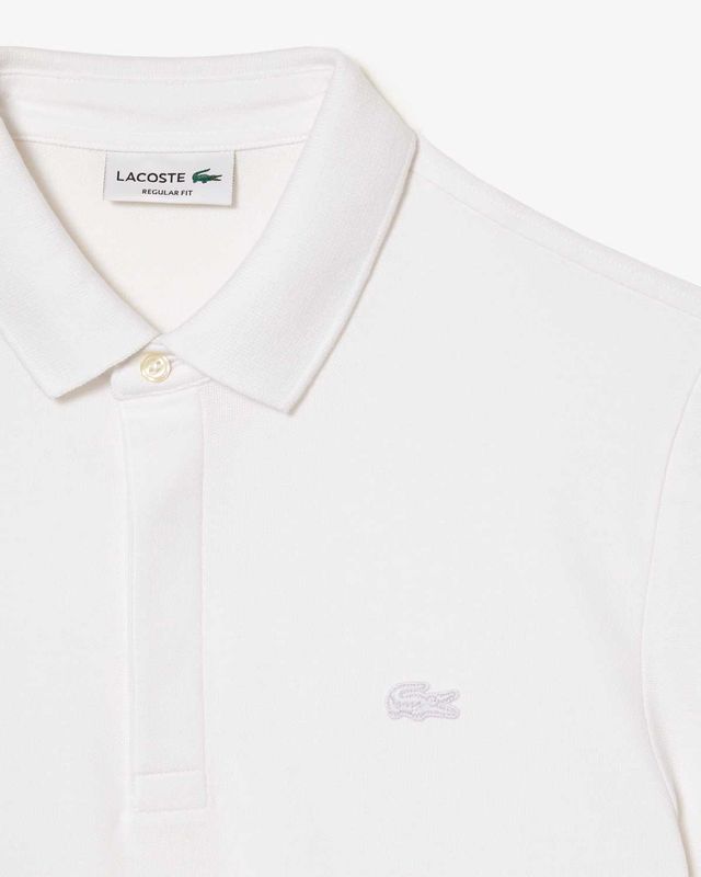 Detail van de Lacoste Paris polo PH5522 in wit met ton-sur-ton logo en verborgen sluiting