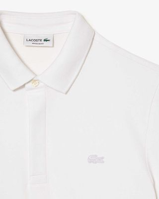 Detail van de Lacoste Paris polo PH5522 in wit met ton-sur-ton logo en verborgen sluiting