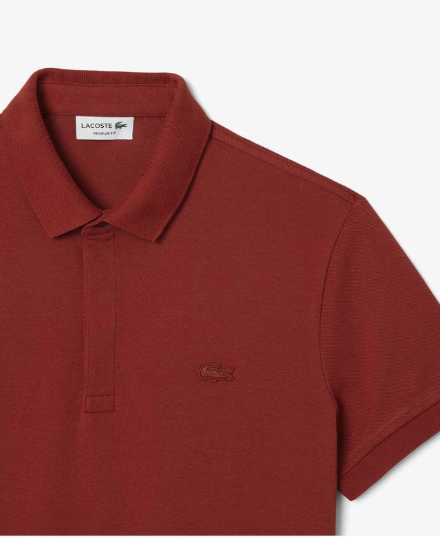 Detail van de Lacoste Paris polo in roestbruin met ton-sur-ton krokodillenlogo